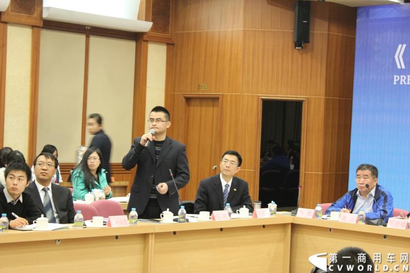 2013年12月10日，《中国客车发展报告2013》（客车蓝皮书）新书发布会暨“首届中国客车高峰论坛”在北京中国社会科学院第一报告厅隆重举行。本次活动由社会科学文献出版社、方得网联合主办。图为宇通客车的代表发言。