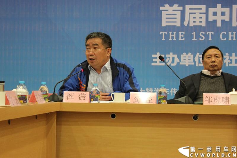 2013年12月10日，《中国客车发展报告2013》（客车蓝皮书）新书发布会暨“首届中国客车高峰论坛”在北京中国社会科学院第一报告厅隆重举行。本次活动由社会科学文献出版社、方得网联合主办。图为中国社科院数量与技术经济研究所主任龚益发言。