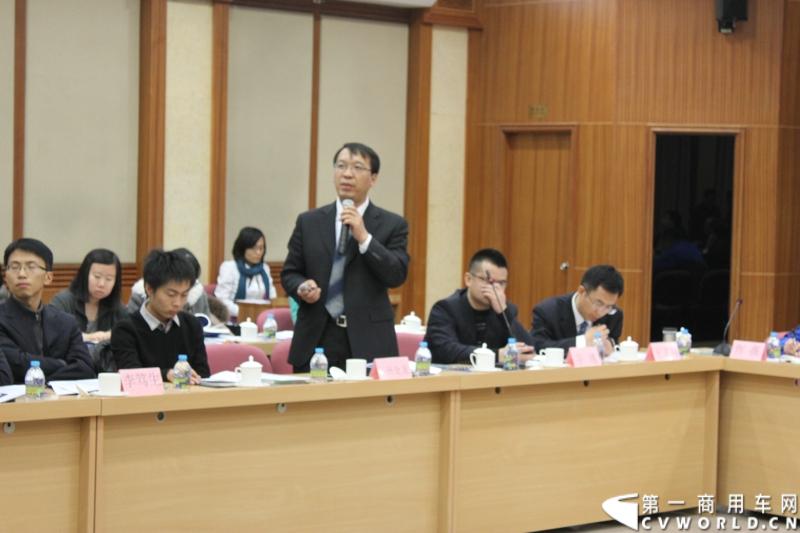 2013年12月10日，《中国客车发展报告2013》（客车蓝皮书）新书发布会暨“首届中国客车高峰论坛”在北京中国社会科学院第一报告厅隆重举行。本次活动由社会科学文献出版社、方得网联合主办。图为苏州金龙技术中心副主任李江发言。