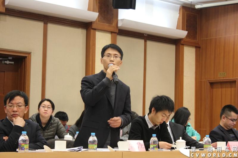 2013年12月10日，《中国客车发展报告2013》（客车蓝皮书）新书发布会暨“首届中国客车高峰论坛”在北京中国社会科学院第一报告厅隆重举行。本次活动由社会科学文献出版社、方得网联合主办。图为中通客车品牌文化部部长李笃生发言。