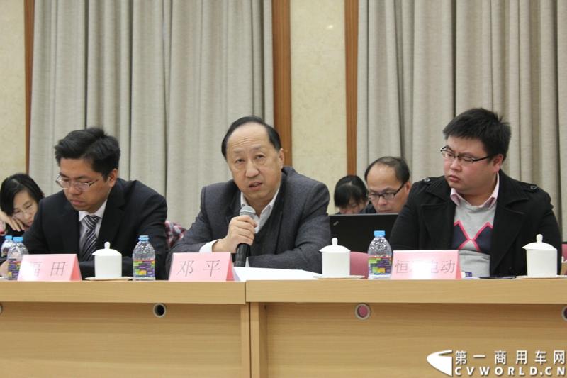 2013年12月10日，《中国客车发展报告2013》（客车蓝皮书）新书发布会暨“首届中国客车高峰论坛”在北京中国社会科学院第一报告厅隆重举行。本次活动由社会科学文献出版社、方得网联合主办。图为恒通电动客车总经理邓平发言。