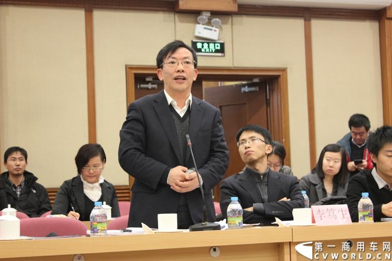 2013年12月10日，《中国客车发展报告2013》（客车蓝皮书）新书发布会暨“首届中国客车高峰论坛”在北京中国社会科学院第一报告厅隆重举行。本次活动由社会科学文献出版社、方得网联合主办。图为南车时代电动车公司董事长兼总经理申宇翔发言。