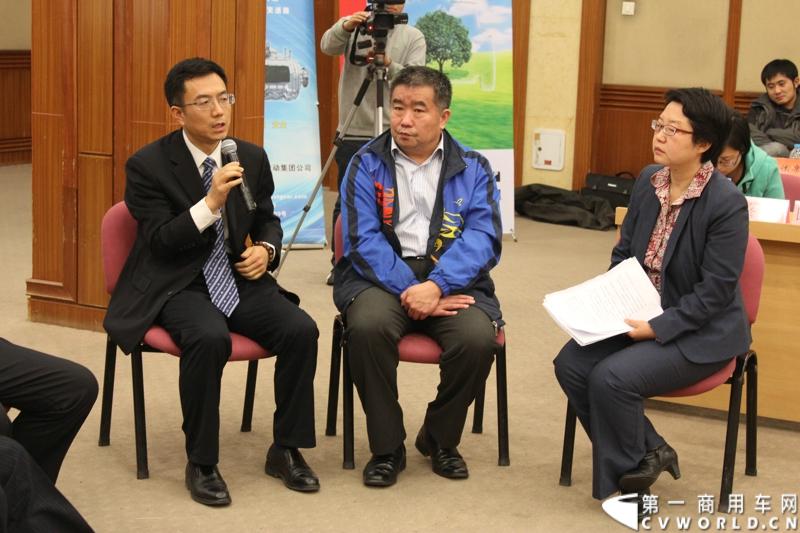 2013年12月10日，《中国客车发展报告2013》（客车蓝皮书）新书发布会暨“首届中国客车高峰论坛”在北京中国社会科学院第一报告厅隆重举行。本次活动由社会科学文献出版社、方得网联合主办。图为宇通客车副总经理王文兵答记者问。