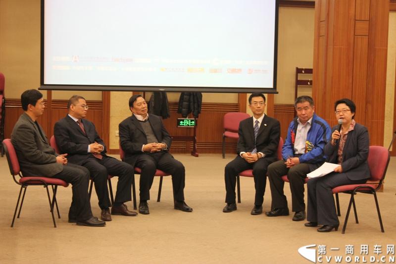 2013年12月10日，《中国客车发展报告2013》（客车蓝皮书）新书发布会暨“首届中国客车高峰论坛”在北京中国社会科学院第一报告厅隆重举行。本次活动由社会科学文献出版社、方得网联合主办。图为首届客车高峰论坛沙龙环节。