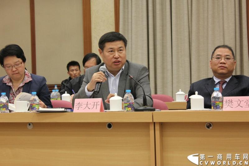 2013年12月10日，《中国客车发展报告2013》（客车蓝皮书）新书发布会暨“首届中国客车高峰论坛”在北京中国社会科学院第一报告厅隆重举行。本次活动由社会科学文献出版社、方得网联合主办。图为法士特集团董事长李大开发言。