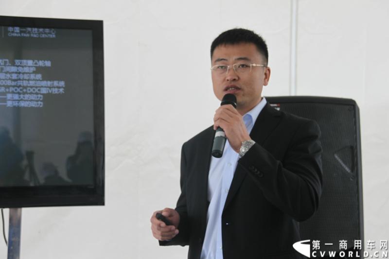 12月9日，在一汽通用轻型商用汽车有限公司领导、广东经销商、用户以及媒体共同见证下，高端轻卡解放F330速豹在深圳亮相。12月10日，一汽通用举行了F330试乘试驾会，高安全、高舒适、高可靠、低油耗加上完美的技术匹配让F330赢得了经销商和用户的认可。图为一汽通用市场部部长刘福致辞。