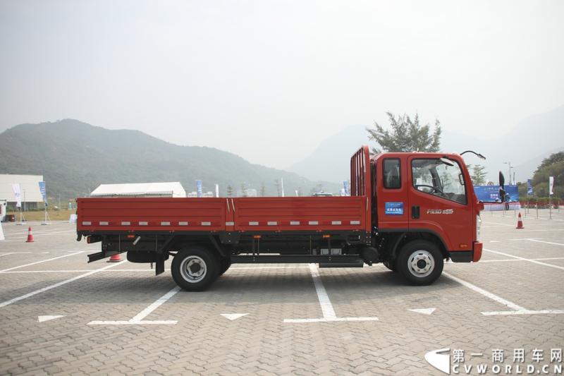 12月9日，在一汽通用轻型商用汽车有限公司领导、广东经销商、用户以及媒体共同见证下，高端轻卡解放F330速豹在深圳亮相。12月10日，一汽通用举行了F330试乘试驾会，高安全、高舒适、高可靠、低油耗加上完美的技术匹配让F330赢得了经销商和用户的认可。图为试乘试驾会现场的解放F330速豹。