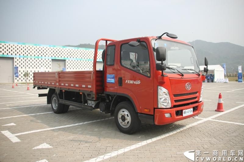 12月9日，在一汽通用轻型商用汽车有限公司领导、广东经销商、用户以及媒体共同见证下，高端轻卡解放F330速豹在深圳亮相。12月10日，一汽通用举行了F330试乘试驾会，高安全、高舒适、高可靠、低油耗加上完美的技术匹配让F330赢得了经销商和用户的认可。图为试乘试驾会现场的解放F330速豹。