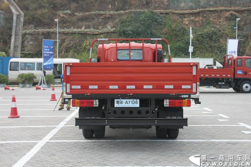 12月9日，在一汽通用轻型商用汽车有限公司领导、广东经销商、用户以及媒体共同见证下，高端轻卡解放F330速豹在深圳亮相。12月10日，一汽通用举行了F330试乘试驾会，高安全、高舒适、高可靠、低油耗加上完美的技术匹配让F330赢得了经销商和用户的认可。图为试乘试驾会现场的解放F330速豹。