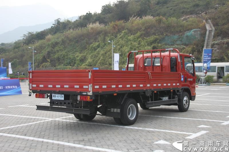 12月9日，在一汽通用轻型商用汽车有限公司领导、广东经销商、用户以及媒体共同见证下，高端轻卡解放F330速豹在深圳亮相。12月10日，一汽通用举行了F330试乘试驾会，高安全、高舒适、高可靠、低油耗加上完美的技术匹配让F330赢得了经销商和用户的认可。图为试乘试驾会现场的解放F330速豹。