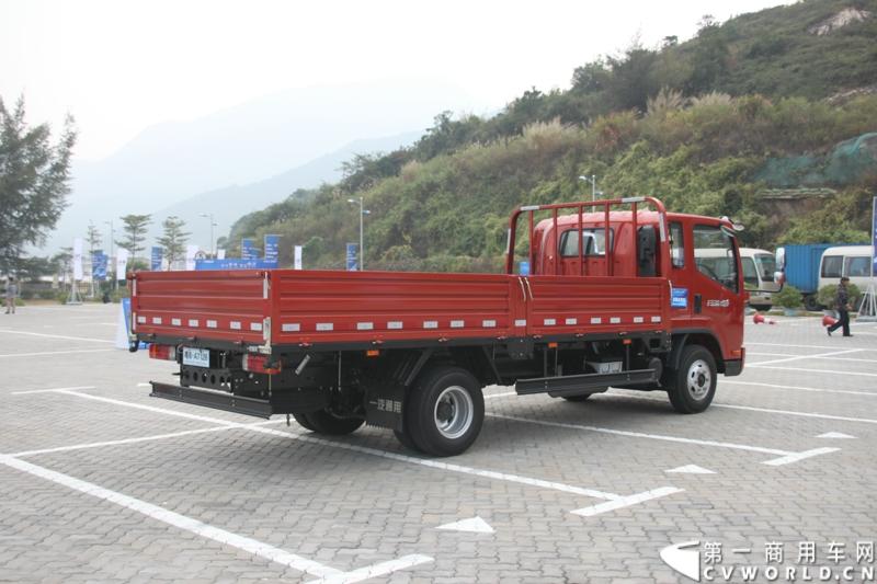 12月9日，在一汽通用轻型商用汽车有限公司领导、广东经销商、用户以及媒体共同见证下，高端轻卡解放F330速豹在深圳亮相。12月10日，一汽通用举行了F330试乘试驾会，高安全、高舒适、高可靠、低油耗加上完美的技术匹配让F330赢得了经销商和用户的认可。图为试乘试驾会现场的解放F330速豹。