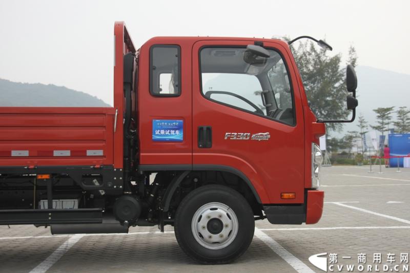 12月9日，在一汽通用轻型商用汽车有限公司领导、广东经销商、用户以及媒体共同见证下，高端轻卡解放F330速豹在深圳亮相。12月10日，一汽通用举行了F330试乘试驾会，高安全、高舒适、高可靠、低油耗加上完美的技术匹配让F330赢得了经销商和用户的认可。图为试乘试驾会现场的解放F330速豹。