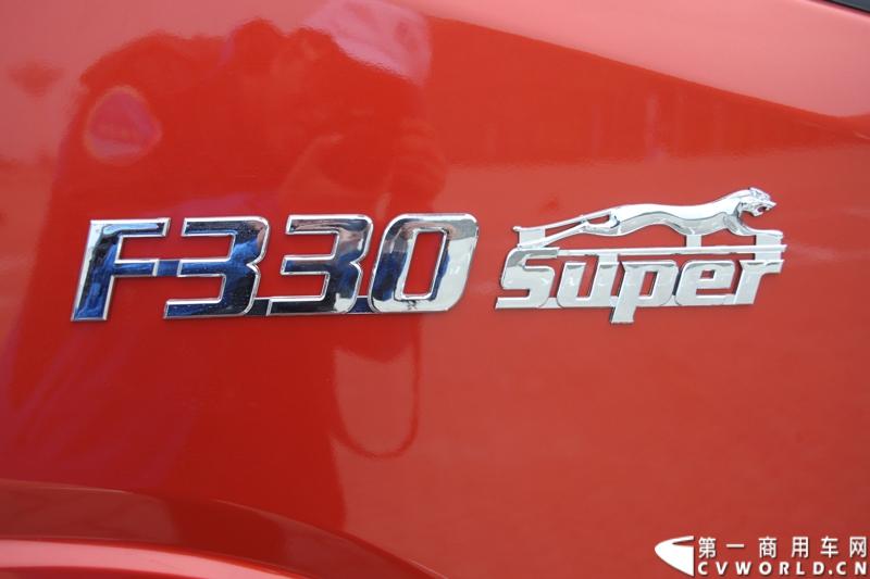 12月9日，在一汽通用轻型商用汽车有限公司领导、广东经销商、用户以及媒体共同见证下，高端轻卡解放F330速豹在深圳亮相。12月10日，一汽通用举行了F330试乘试驾会，高安全、高舒适、高可靠、低油耗加上完美的技术匹配让F330赢得了经销商和用户的认可。图为试乘试驾会现场的解放F330速豹。