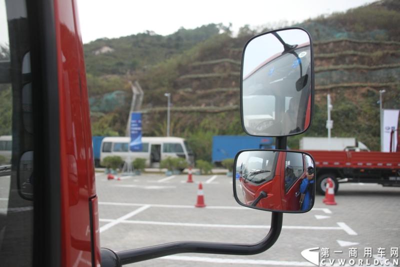 12月9日，在一汽通用轻型商用汽车有限公司领导、广东经销商、用户以及媒体共同见证下，高端轻卡解放F330速豹在深圳亮相。12月10日，一汽通用举行了F330试乘试驾会，高安全、高舒适、高可靠、低油耗加上完美的技术匹配让F330赢得了经销商和用户的认可。图为试乘试驾会现场的解放F330速豹。