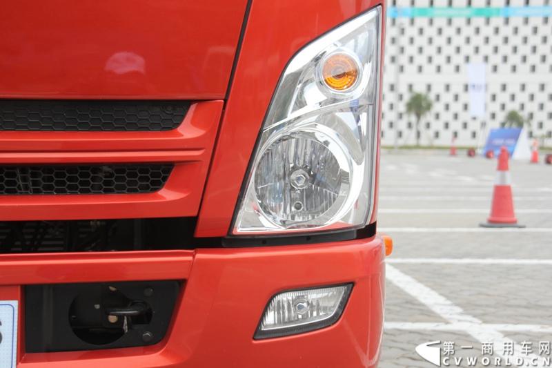 12月9日，在一汽通用轻型商用汽车有限公司领导、广东经销商、用户以及媒体共同见证下，高端轻卡解放F330速豹在深圳亮相。12月10日，一汽通用举行了F330试乘试驾会，高安全、高舒适、高可靠、低油耗加上完美的技术匹配让F330赢得了经销商和用户的认可。图为试乘试驾会现场的解放F330速豹。