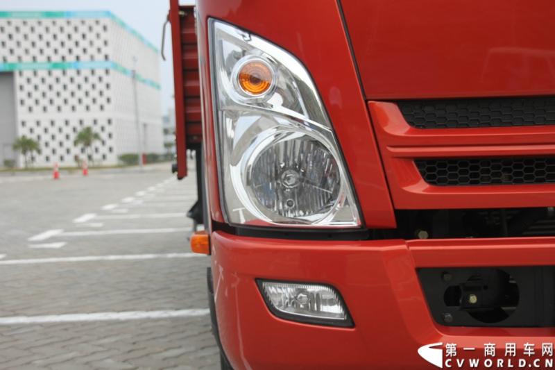 12月9日，在一汽通用轻型商用汽车有限公司领导、广东经销商、用户以及媒体共同见证下，高端轻卡解放F330速豹在深圳亮相。12月10日，一汽通用举行了F330试乘试驾会，高安全、高舒适、高可靠、低油耗加上完美的技术匹配让F330赢得了经销商和用户的认可。图为试乘试驾会现场的解放F330速豹。