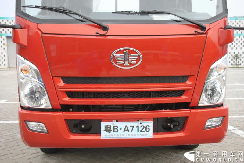 12月9日，在一汽通用轻型商用汽车有限公司领导、广东经销商、用户以及媒体共同见证下，高端轻卡解放F330速豹在深圳亮相。12月10日，一汽通用举行了F330试乘试驾会，高安全、高舒适、高可靠、低油耗加上完美的技术匹配让F330赢得了经销商和用户的认可。图为试乘试驾会现场的解放F330速豹。