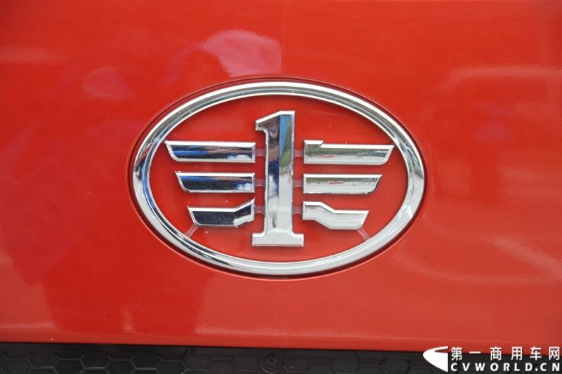 12月9日，在一汽通用轻型商用汽车有限公司领导、广东经销商、用户以及媒体共同见证下，高端轻卡解放F330速豹在深圳亮相。12月10日，一汽通用举行了F330试乘试驾会，高安全、高舒适、高可靠、低油耗加上完美的技术匹配让F330赢得了经销商和用户的认可。图为试乘试驾会现场的解放F330速豹。