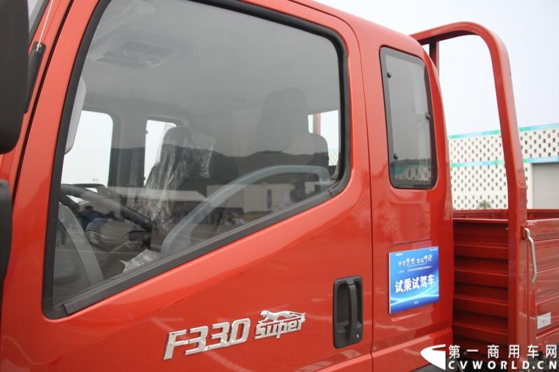 12月9日，在一汽通用轻型商用汽车有限公司领导、广东经销商、用户以及媒体共同见证下，高端轻卡解放F330速豹在深圳亮相。12月10日，一汽通用举行了F330试乘试驾会，高安全、高舒适、高可靠、低油耗加上完美的技术匹配让F330赢得了经销商和用户的认可。图为试乘试驾会现场的解放F330速豹。