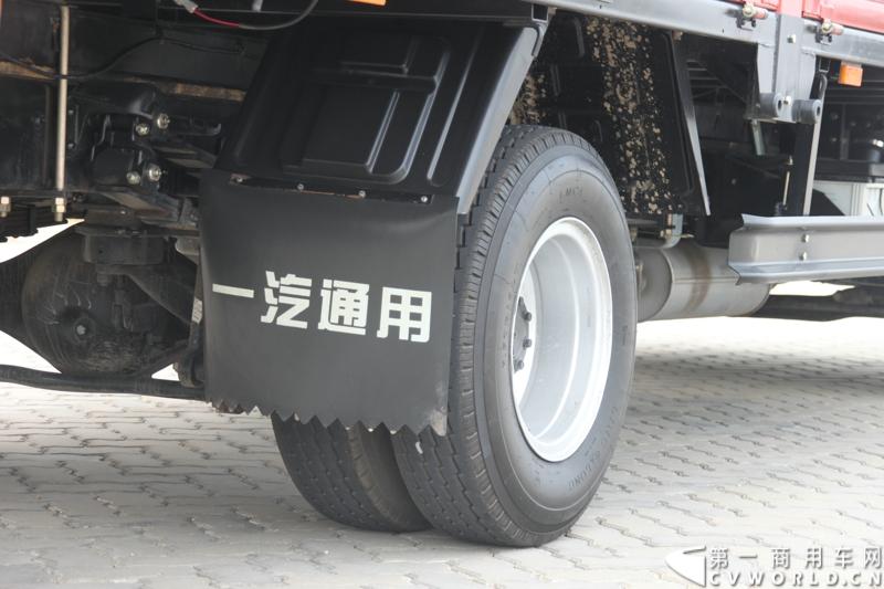 12月9日，在一汽通用轻型商用汽车有限公司领导、广东经销商、用户以及媒体共同见证下，高端轻卡解放F330速豹在深圳亮相。12月10日，一汽通用举行了F330试乘试驾会，高安全、高舒适、高可靠、低油耗加上完美的技术匹配让F330赢得了经销商和用户的认可。图为试乘试驾会现场的解放F330速豹。