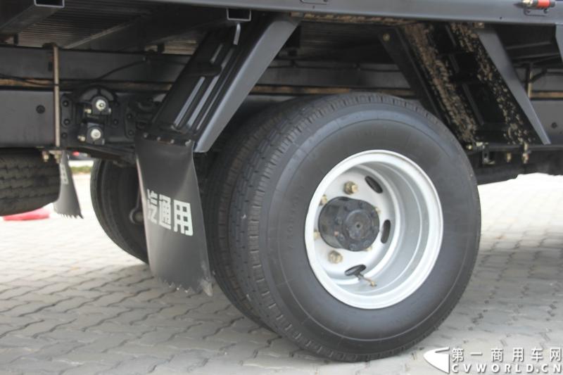 12月9日，在一汽通用轻型商用汽车有限公司领导、广东经销商、用户以及媒体共同见证下，高端轻卡解放F330速豹在深圳亮相。12月10日，一汽通用举行了F330试乘试驾会，高安全、高舒适、高可靠、低油耗加上完美的技术匹配让F330赢得了经销商和用户的认可。图为试乘试驾会现场的解放F330速豹。