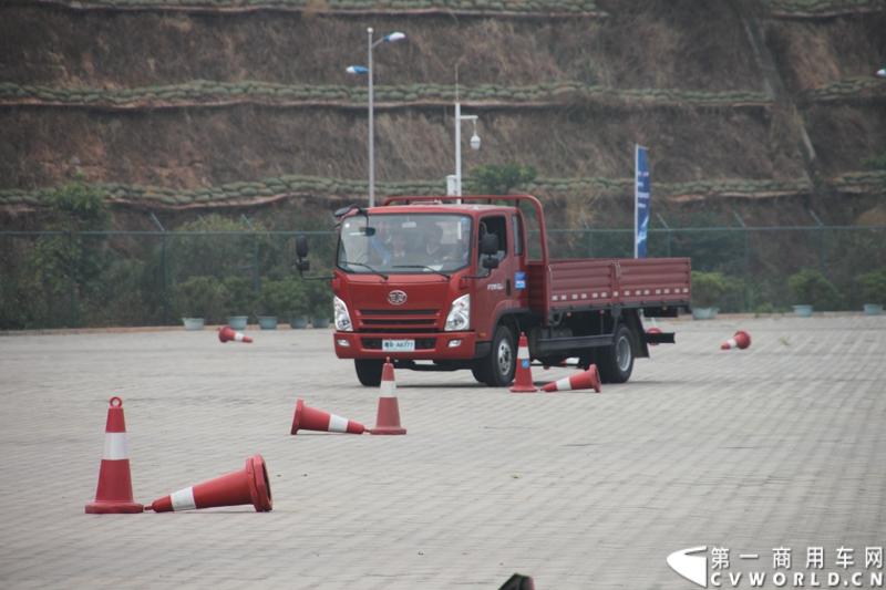 12月9日，在一汽通用轻型商用汽车有限公司领导、广东经销商、用户以及媒体共同见证下，高端轻卡解放F330速豹在深圳亮相。12月10日，一汽通用举行了F330试乘试驾会，高安全、高舒适、高可靠、低油耗加上完美的技术匹配让F330赢得了经销商和用户的认可。图为试乘试驾会现场的解放F330速豹。