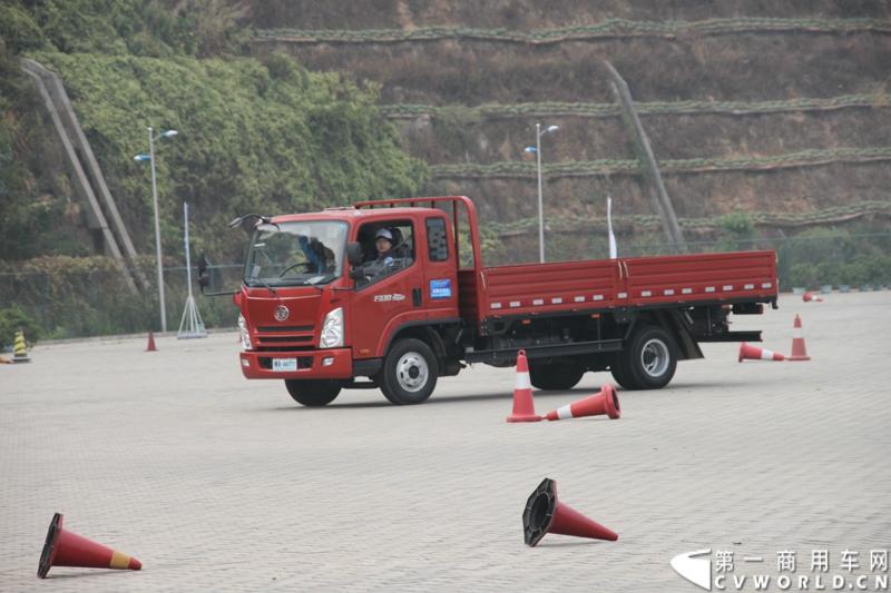 12月9日，在一汽通用轻型商用汽车有限公司领导、广东经销商、用户以及媒体共同见证下，高端轻卡解放F330速豹在深圳亮相。12月10日，一汽通用举行了F330试乘试驾会，高安全、高舒适、高可靠、低油耗加上完美的技术匹配让F330赢得了经销商和用户的认可。图为试乘试驾会现场的解放F330速豹。