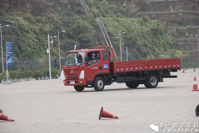 12月9日，在一汽通用轻型商用汽车有限公司领导、广东经销商、用户以及媒体共同见证下，高端轻卡解放F330速豹在深圳亮相。12月10日，一汽通用举行了F330试乘试驾会，高安全、高舒适、高可靠、低油耗加上完美的技术匹配让F330赢得了经销商和用户的认可。图为试乘试驾会现场的解放F330速豹。