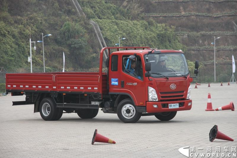 12月9日，在一汽通用轻型商用汽车有限公司领导、广东经销商、用户以及媒体共同见证下，高端轻卡解放F330速豹在深圳亮相。12月10日，一汽通用举行了F330试乘试驾会，高安全、高舒适、高可靠、低油耗加上完美的技术匹配让F330赢得了经销商和用户的认可。图为试乘试驾会现场的解放F330速豹。