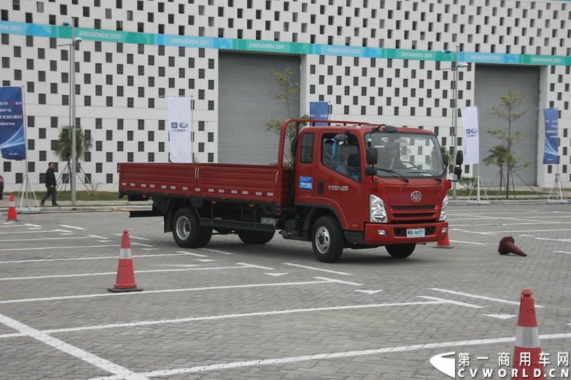 12月9日，在一汽通用轻型商用汽车有限公司领导、广东经销商、用户以及媒体共同见证下，高端轻卡解放F330速豹在深圳亮相。12月10日，一汽通用举行了F330试乘试驾会，高安全、高舒适、高可靠、低油耗加上完美的技术匹配让F330赢得了经销商和用户的认可。图为试乘试驾会现场的解放F330速豹。