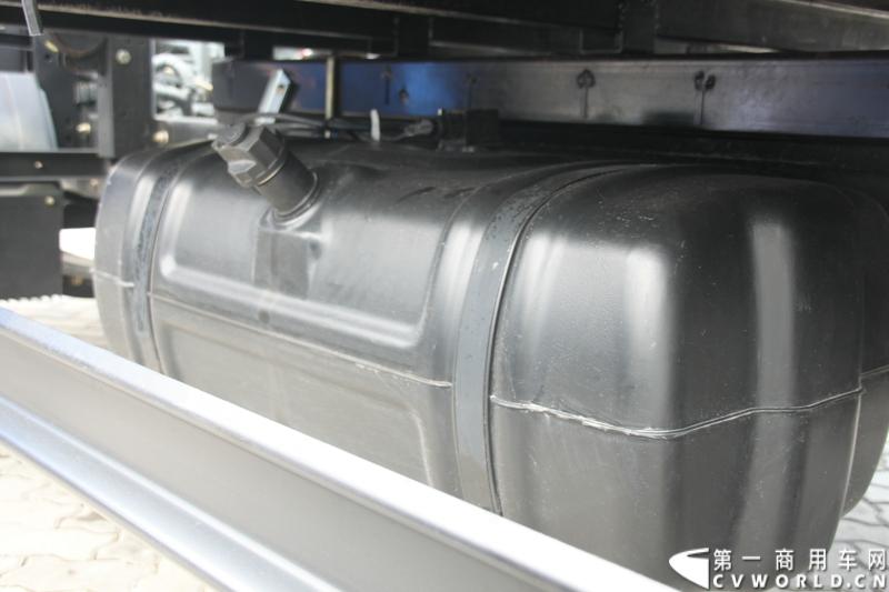 12月9日，在一汽通用轻型商用汽车有限公司领导、广东经销商、用户以及媒体共同见证下，高端轻卡解放F330速豹在深圳亮相。12月10日，一汽通用举行了F330试乘试驾会，高安全、高舒适、高可靠、低油耗加上完美的技术匹配让F330赢得了经销商和用户的认可。图为试乘试驾会现场的解放F330速豹。