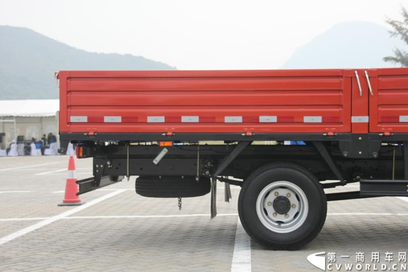 12月9日，在一汽通用轻型商用汽车有限公司领导、广东经销商、用户以及媒体共同见证下，高端轻卡解放F330速豹在深圳亮相。12月10日，一汽通用举行了F330试乘试驾会，高安全、高舒适、高可靠、低油耗加上完美的技术匹配让F330赢得了经销商和用户的认可。图为试乘试驾会现场的解放F330速豹。