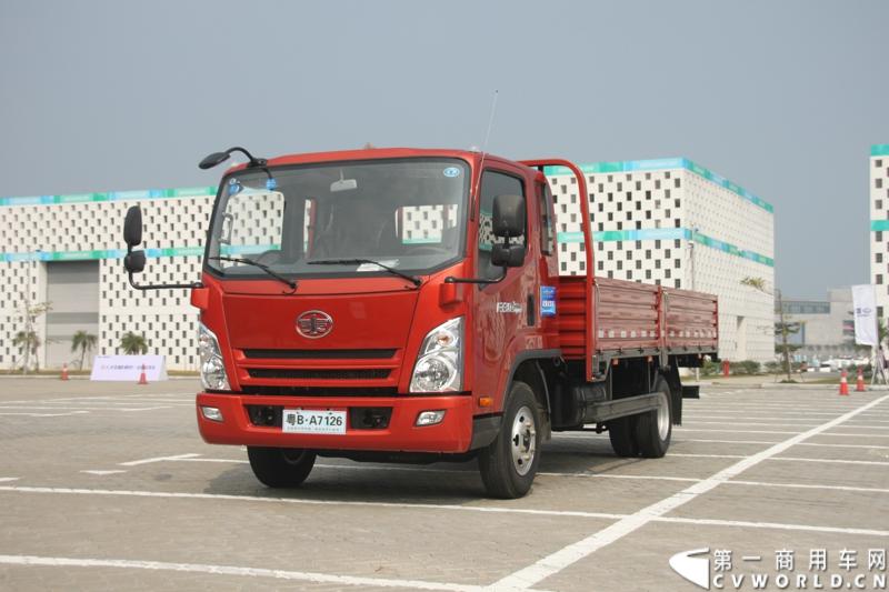 12月9日，在一汽通用轻型商用汽车有限公司领导、广东经销商、用户以及媒体共同见证下，高端轻卡解放F330速豹在深圳亮相。12月10日，一汽通用举行了F330试乘试驾会，高安全、高舒适、高可靠、低油耗加上完美的技术匹配让F330赢得了经销商和用户的认可。图为试乘试驾会现场的解放F330速豹。