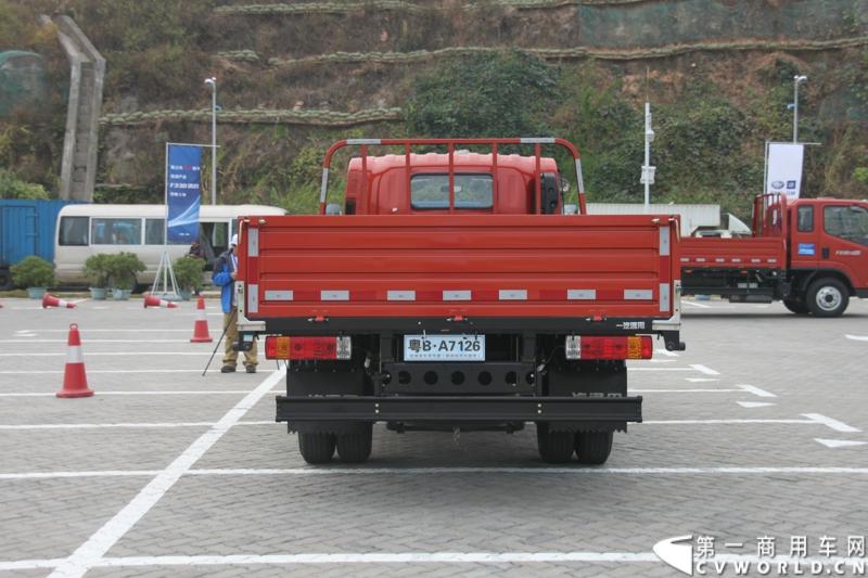 12月9日，在一汽通用轻型商用汽车有限公司领导、广东经销商、用户以及媒体共同见证下，高端轻卡解放F330速豹在深圳亮相。12月10日，一汽通用举行了F330试乘试驾会，高安全、高舒适、高可靠、低油耗加上完美的技术匹配让F330赢得了经销商和用户的认可。图为试乘试驾会现场的解放F330速豹。