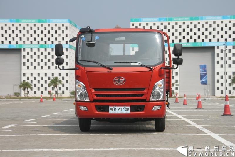 12月9日，在一汽通用轻型商用汽车有限公司领导、广东经销商、用户以及媒体共同见证下，高端轻卡解放F330速豹在深圳亮相。12月10日，一汽通用举行了F330试乘试驾会，高安全、高舒适、高可靠、低油耗加上完美的技术匹配让F330赢得了经销商和用户的认可。图为试乘试驾会现场的解放F330速豹。