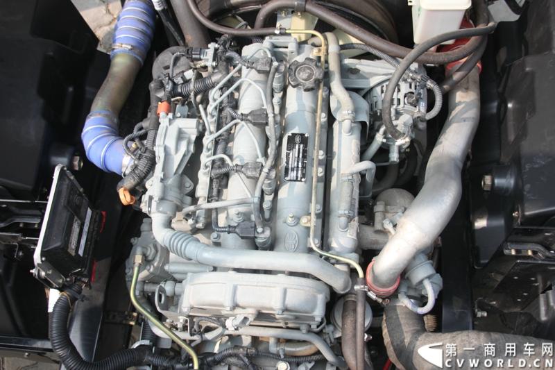 12月9日，在一汽通用轻型商用汽车有限公司领导、广东经销商、用户以及媒体共同见证下，高端轻卡解放F330速豹在深圳亮相。12月10日，一汽通用举行了F330试乘试驾会，高安全、高舒适、高可靠、低油耗加上完美的技术匹配让F330赢得了经销商和用户的认可。图为试乘试驾会现场的解放F330速豹发动机。