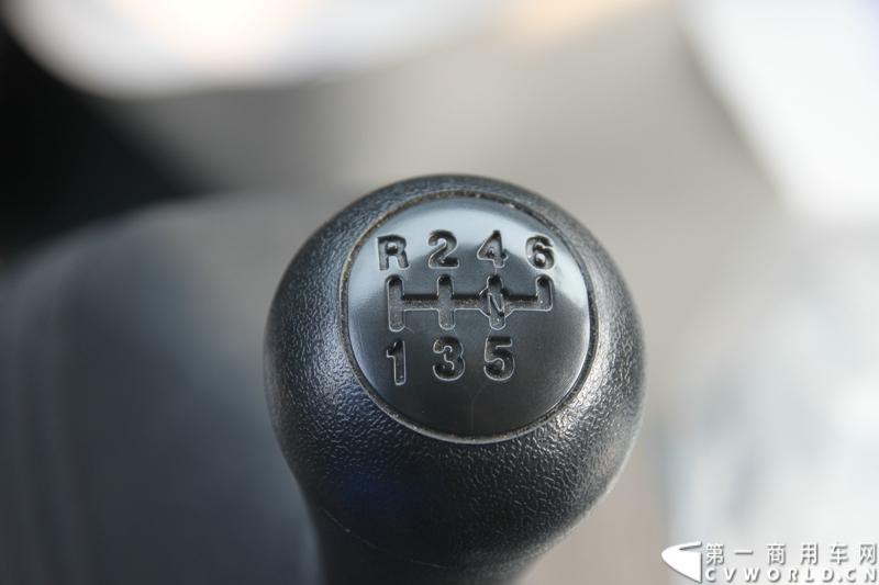 12月9日，在一汽通用轻型商用汽车有限公司领导、广东经销商、用户以及媒体共同见证下，高端轻卡解放F330速豹在深圳亮相。12月10日，一汽通用举行了F330试乘试驾会，高安全、高舒适、高可靠、低油耗加上完美的技术匹配让F330赢得了经销商和用户的认可。图为试乘试驾会现场的解放F330速豹内饰。