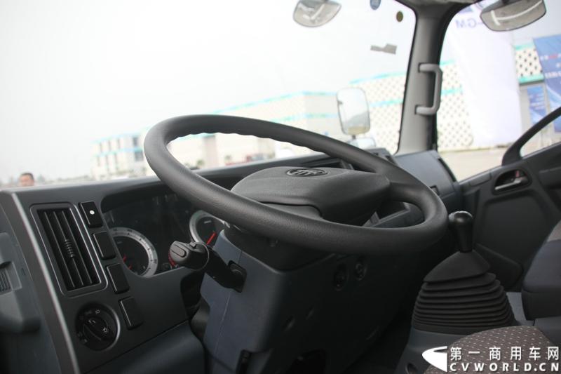 12月9日，在一汽通用轻型商用汽车有限公司领导、广东经销商、用户以及媒体共同见证下，高端轻卡解放F330速豹在深圳亮相。12月10日，一汽通用举行了F330试乘试驾会，高安全、高舒适、高可靠、低油耗加上完美的技术匹配让F330赢得了经销商和用户的认可。图为试乘试驾会现场的解放F330速豹内饰。