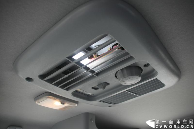 12月9日，在一汽通用轻型商用汽车有限公司领导、广东经销商、用户以及媒体共同见证下，高端轻卡解放F330速豹在深圳亮相。12月10日，一汽通用举行了F330试乘试驾会，高安全、高舒适、高可靠、低油耗加上完美的技术匹配让F330赢得了经销商和用户的认可。图为试乘试驾会现场的解放F330速豹内饰。