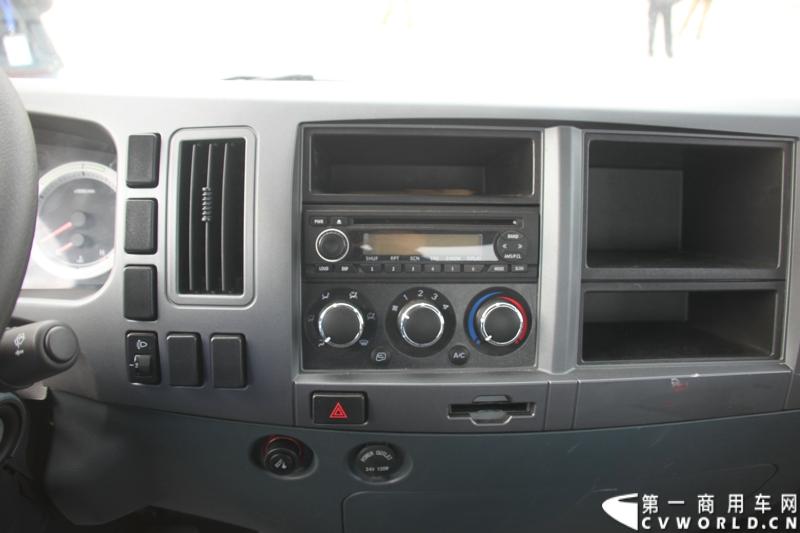 12月9日，在一汽通用轻型商用汽车有限公司领导、广东经销商、用户以及媒体共同见证下，高端轻卡解放F330速豹在深圳亮相。12月10日，一汽通用举行了F330试乘试驾会，高安全、高舒适、高可靠、低油耗加上完美的技术匹配让F330赢得了经销商和用户的认可。图为试乘试驾会现场的解放F330速豹内饰。