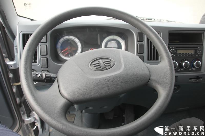 12月9日，在一汽通用轻型商用汽车有限公司领导、广东经销商、用户以及媒体共同见证下，高端轻卡解放F330速豹在深圳亮相。12月10日，一汽通用举行了F330试乘试驾会，高安全、高舒适、高可靠、低油耗加上完美的技术匹配让F330赢得了经销商和用户的认可。图为试乘试驾会现场的解放F330速豹内饰。