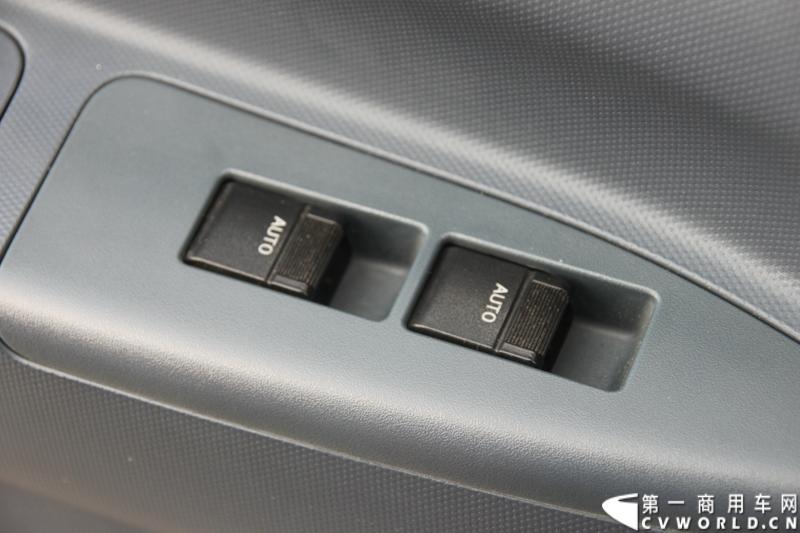 12月9日，在一汽通用轻型商用汽车有限公司领导、广东经销商、用户以及媒体共同见证下，高端轻卡解放F330速豹在深圳亮相。12月10日，一汽通用举行了F330试乘试驾会，高安全、高舒适、高可靠、低油耗加上完美的技术匹配让F330赢得了经销商和用户的认可。图为试乘试驾会现场的解放F330速豹内饰。