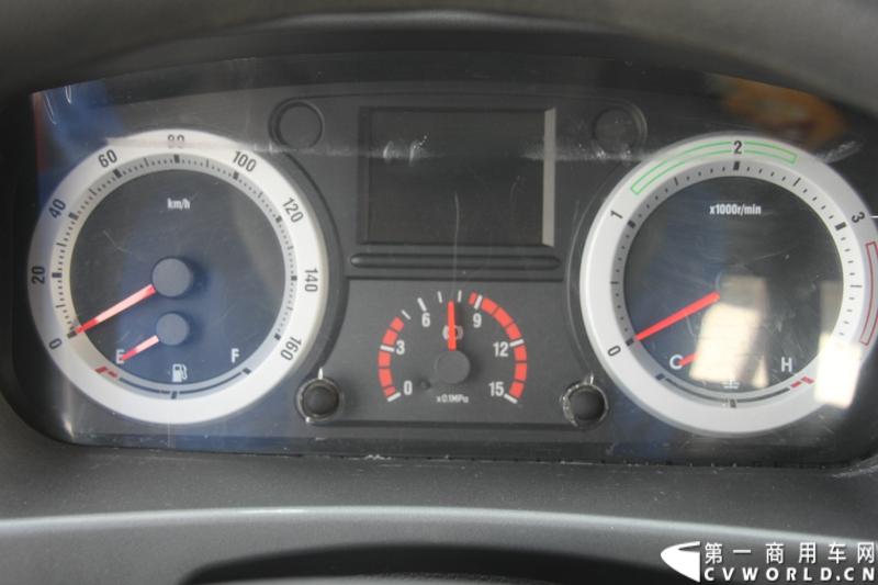 12月9日，在一汽通用轻型商用汽车有限公司领导、广东经销商、用户以及媒体共同见证下，高端轻卡解放F330速豹在深圳亮相。12月10日，一汽通用举行了F330试乘试驾会，高安全、高舒适、高可靠、低油耗加上完美的技术匹配让F330赢得了经销商和用户的认可。图为试乘试驾会现场的解放F330速豹内饰。