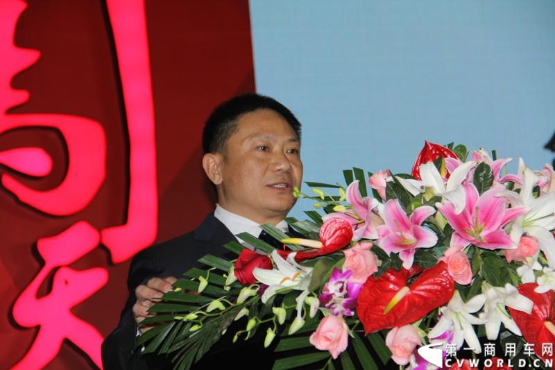 2013年12月13日，以“闯天地，立格局”为主题的开瑞绿卡2014商务年会在成都召开。奇瑞汽车公司领导、开瑞绿卡公司领导及来自全国各地的绿卡经销商、服务商、大客户专用车合作伙伴及部分媒体参加了会议。当日上午，开瑞绿卡2014全系新品亮相。图为奇瑞汽车河南有限公司副总经理李建国做工作总结。