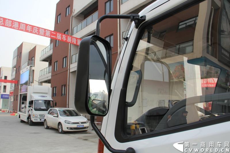 2013年12月13日，以“闯天地，立格局”为主题的开瑞绿卡2014商务年会在成都召开。奇瑞汽车公司领导、开瑞绿卡公司领导及来自全国各地的绿卡经销商、服务商、大客户专用车合作伙伴及部分媒体参加了会议。当日上午，开瑞绿卡2014全系新品亮相。当天还举行了开瑞绿卡媒体试乘试驾活动。图为搭载康明斯ISF2.8发动机的开瑞绿卡S系列。