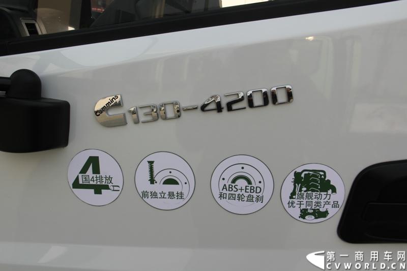 2013年12月13日，以“闯天地，立格局”为主题的开瑞绿卡2014商务年会在成都召开。奇瑞汽车公司领导、开瑞绿卡公司领导及来自全国各地的绿卡经销商、服务商、大客户专用车合作伙伴及部分媒体参加了会议。当日上午，开瑞绿卡2014全系新品亮相。当天还举行了开瑞绿卡媒体试乘试驾活动。图为搭载康明斯ISF2.8发动机的开瑞绿卡S系列试乘试驾。