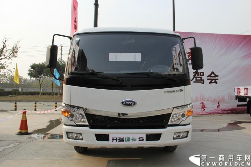 2013年12月13日，以“闯天地，立格局”为主题的开瑞绿卡2014商务年会在成都召开。奇瑞汽车公司领导、开瑞绿卡公司领导及来自全国各地的绿卡经销商、服务商、大客户专用车合作伙伴及部分媒体参加了会议。当日上午，开瑞绿卡2014全系新品亮相。当天还举行了开瑞绿卡媒体试乘试驾活动。图为搭载康明斯ISF2.8发动机的开瑞绿卡S系列试乘试驾。