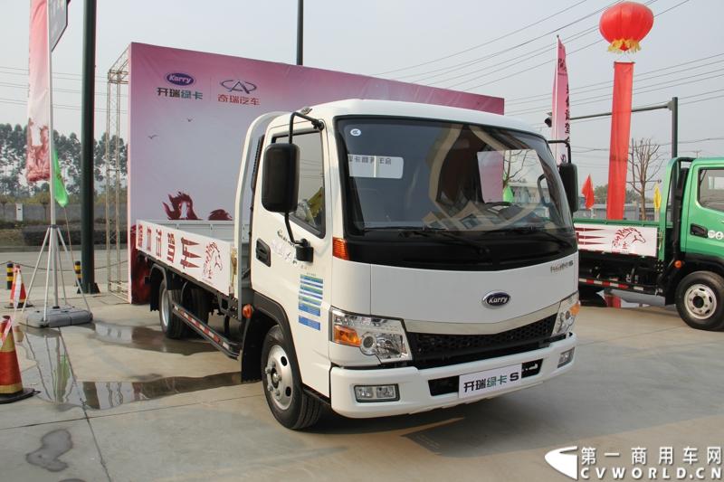 2013年12月13日，以“闯天地，立格局”为主题的开瑞绿卡2014商务年会在成都召开。奇瑞汽车公司领导、开瑞绿卡公司领导及来自全国各地的绿卡经销商、服务商、大客户专用车合作伙伴及部分媒体参加了会议。当日上午，开瑞绿卡2014全系新品亮相。当天还举行了开瑞绿卡媒体试乘试驾活动。图为搭载康明斯ISF2.8发动机的开瑞绿卡S系列试乘试驾。