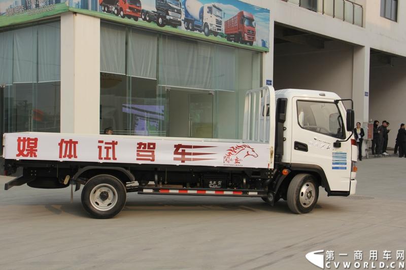 2013年12月13日，以“闯天地，立格局”为主题的开瑞绿卡2014商务年会在成都召开。奇瑞汽车公司领导、开瑞绿卡公司领导及来自全国各地的绿卡经销商、服务商、大客户专用车合作伙伴及部分媒体参加了会议。当日上午，开瑞绿卡2014全系新品亮相。当天还举行了开瑞绿卡媒体试乘试驾活动。图为搭载康明斯ISF2.8发动机的开瑞绿卡S系列试乘试驾。