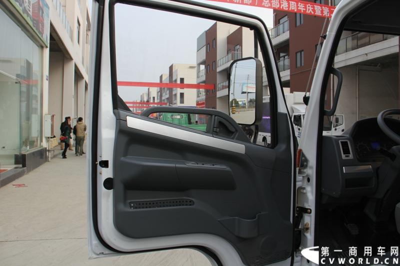 2013年12月13日，以“闯天地，立格局”为主题的开瑞绿卡2014商务年会在成都召开。奇瑞汽车公司领导、开瑞绿卡公司领导及来自全国各地的绿卡经销商、服务商、大客户专用车合作伙伴及部分媒体参加了会议。当日上午，开瑞绿卡2014全系新品亮相。当天还举行了开瑞绿卡媒体试乘试驾活动。图为搭载康明斯ISF2.8发动机的开瑞绿卡S系列试乘试驾。